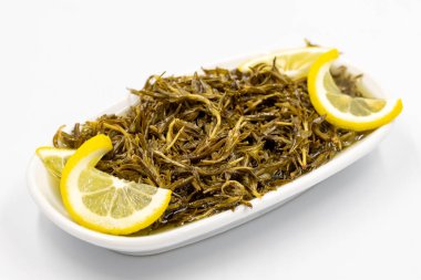 Soslu dağ kekiği. İzole edilmiş beyaz arka planda kahvaltı için doğal zeytinyağı kekiği. Sağlıklı yiyecekler. Kapat.