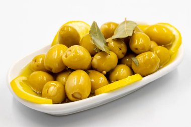 Peynirli yeşil zeytin. Kahvaltı için izole edilmiş beyaz arka planda peynir dolu zeytin. Sağlıklı yiyecekler. Kapat.