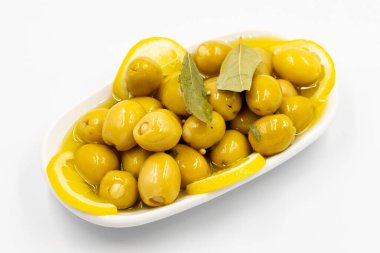 Peynirli yeşil zeytin. Kahvaltı için izole edilmiş beyaz arka planda peynir dolu zeytin. Sağlıklı yiyecekler. Kapat.