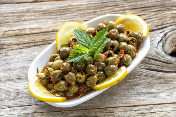 Grüne Olive Oliven Mit Spezieller Soße Auf Holz Hintergrund Gesunde — Stockfoto