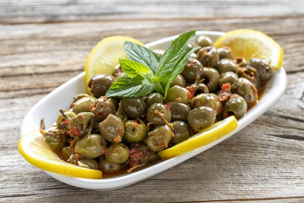 Grüne Olive Oliven Mit Spezieller Soße Auf Holz Hintergrund Gesunde — Stockfoto