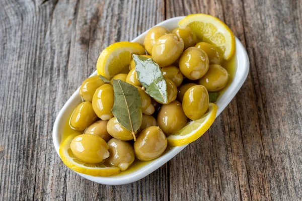 Zelené Olivy Plněné Sýrem Sýr Plnil Olivy Snídani Dřevěné Podlaze — Stock fotografie