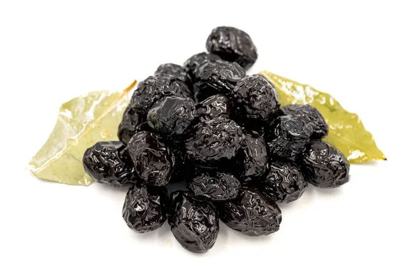 Schwarze Oliven Natürliche Schwarze Olive Auf Isoliertem Weißen Hintergrund Gesunde — Stockfoto