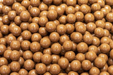 Çikolatalı sürahi. Koyu çikolata dolu fındık. Tatlı atıştırmalık Kapat.