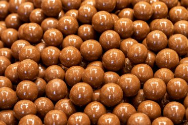 Çikolatalı sürahi. Koyu çikolata dolu fındık. Tatlı atıştırmalık Kapat.