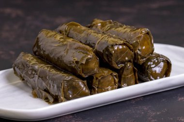 Yaprak sarma. Geleneksel Türk mutfağı lezzetleri. Üzüm yaprakları ve pirinçle doldurulmuş. yerel adı zeytinyagli dolma veya dolmades