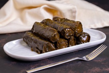 Yaprak sarma. Geleneksel Türk mutfağı lezzetleri. Üzüm yaprakları ve pirinçle doldurulmuş. yerel adı zeytinyagli dolma veya dolmades
