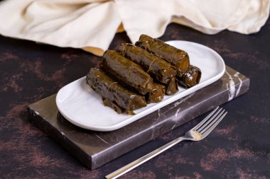 Yaprak sarma. Geleneksel Türk mutfağı lezzetleri. Üzüm yaprakları ve pirinçle doldurulmuş. yerel adı zeytinyagli dolma veya dolmades
