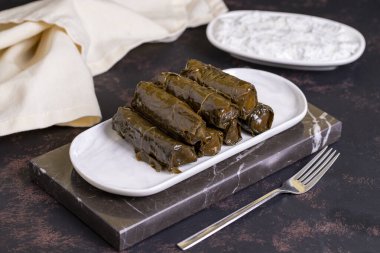 Yaprak sarma. Geleneksel Türk mutfağı lezzetleri. Üzüm yaprakları ve pirinçle doldurulmuş. yerel adı zeytinyagli dolma veya dolmades