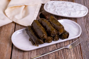 Yaprak sarma. Geleneksel Türk mutfağı lezzetleri. Üzüm yaprakları ve pirinçle doldurulmuş. yerel adı zeytinyagli dolma veya dolmades