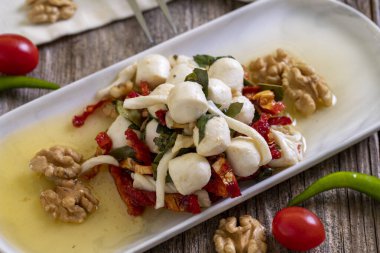 Özel olarak hazırlanmış kahvaltı peyniri. Zeytin yağı, sebze, ceviz ve peynir ile hazırlanmış özel bir peynir tabağı. Kapat.