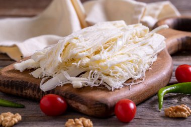 İp peyniri. Taze inek sütünden yapılmış lezzetli peynir. Yerel adı tel peyniri. Yakın plan.