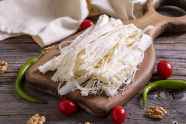 İp peyniri. Taze inek sütünden yapılmış lezzetli peynir. Yerel adı tel peyniri. Yakın plan.