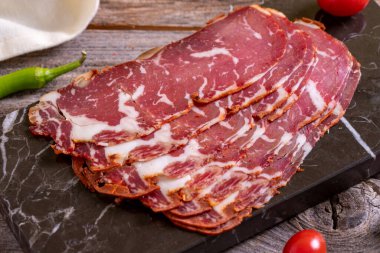 Türk pastırması. Pirzoladan yapılmış domuz pastırması. Sığır pastırması dilimlenmiş Pastirma veya Türk pastırması. Yakın plan..