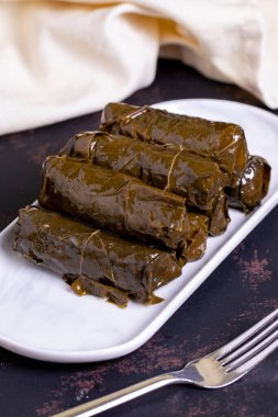Yaprak sarma. Geleneksel Türk mutfağı lezzetleri. Üzüm yaprakları ve pirinçle doldurulmuş. yerel adı zeytinyagli dolma veya dolmades