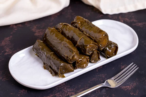Yaprak sarma. Geleneksel Türk mutfağı lezzetleri. Üzüm yaprakları ve pirinçle doldurulmuş. yerel adı zeytinyagli dolma veya dolmades