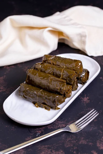 Yaprak sarma. Geleneksel Türk mutfağı lezzetleri. Üzüm yaprakları ve pirinçle doldurulmuş. yerel adı zeytinyagli dolma veya dolmades