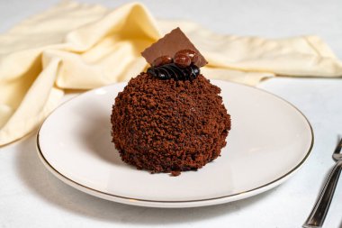 Özel tasarım çikolatalı pasta. Beyaz arka planda çikolata kaplı pasta. Kapat.