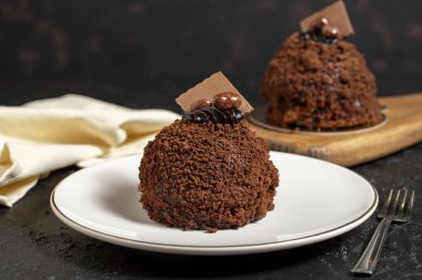 Özel tasarım çikolatalı pasta. Koyu arkaplanda çikolata kaplı pasta. Kapat.