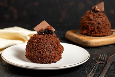 Özel tasarım çikolatalı pasta. Koyu arkaplanda çikolata kaplı pasta. Kapat.