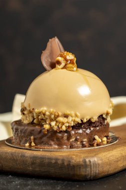 Özel tasarım pasta. Koyu arkaplanda çikolata kaplı pasta. Kapat.