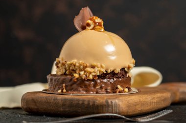 Özel tasarım pasta. Koyu arkaplanda çikolata kaplı pasta. Kapat.