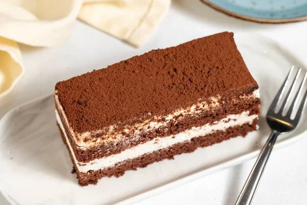 Tiramisu keki. Beyaz arka planda katmanlı tiramisu keki. Kapat.