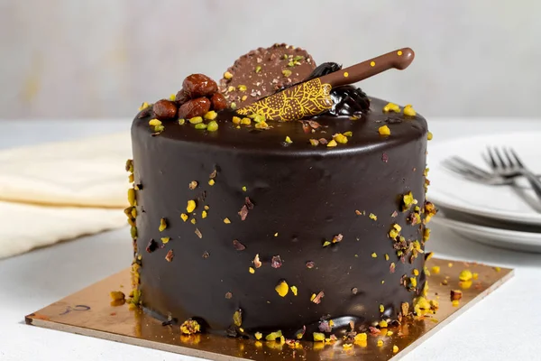 Фісташковий Шоколадний Торт Святкування Або Торт Білому Тлі Крупним Планом — стокове фото