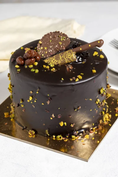 Pistache Chocoladetaart Feest Verjaardagstaart Een Witte Achtergrond Close — Stockfoto