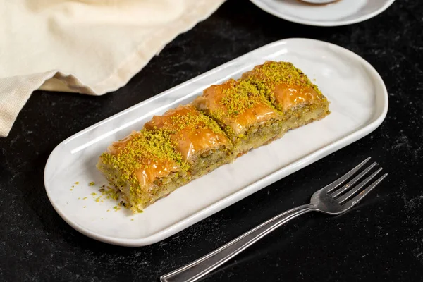 Fıstıklı Baklava Siyah Arka Planda Fıstıklı Baklava Geleneksel Akdeniz Mutfağı — Stok fotoğraf