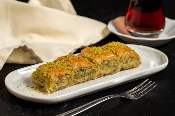 Fıstıklı Baklava Siyah Arka Planda Fıstıklı Baklava Geleneksel Akdeniz Mutfağı — Stok fotoğraf