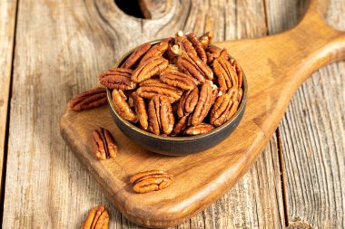 Ahşap arka planda ceviz. Kapat.