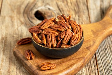 Ahşap arka planda ceviz. Kapat.