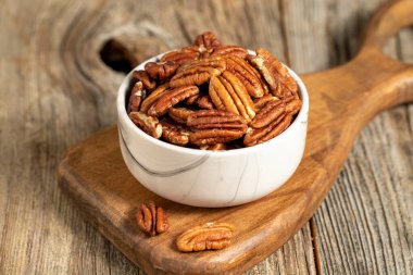 Ahşap arka planda ceviz. Kapat.