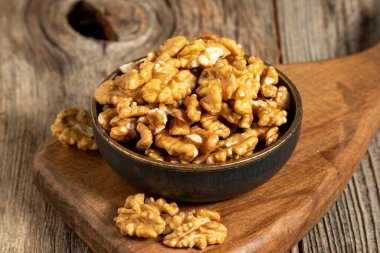 Ahşap arka planda ceviz. Ceviz çekirdeğini kapat.