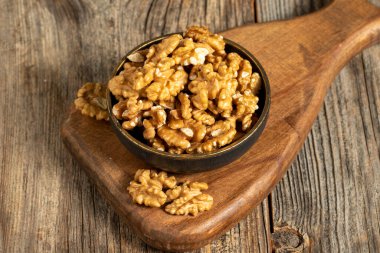 Ahşap arka planda ceviz. Ceviz çekirdeğini kapat.