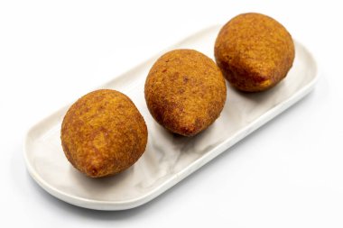 Beyaz arka planda Kibbeh. Geleneksel Türk mutfağı lezzetleri. Yakın plan. yerel adı icli kofte