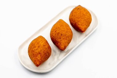 Beyaz arka planda Kibbeh. Geleneksel Türk mutfağı lezzetleri. Yakın plan. yerel adı icli kofte