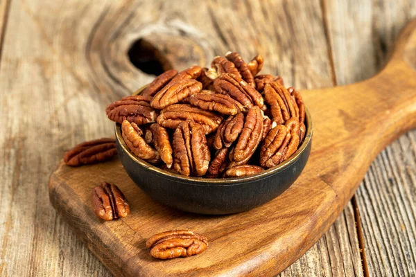 Ahşap arka planda ceviz. Kapat.