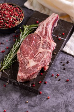 Siyah arka planda dana pirzolası. Baharatlı taze çiğ dana pirzolası. Kapat.