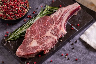 Siyah arka planda dana pirzolası. Baharatlı taze çiğ dana pirzolası. Kapat.