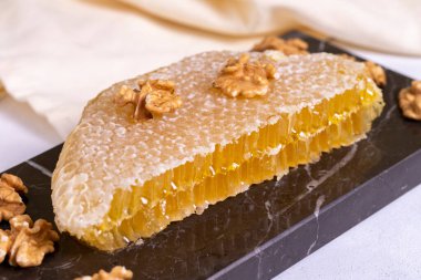 - Tatlım. Beyaz arka planda bal peteği. Taze organik bal tarağı. Kapat.