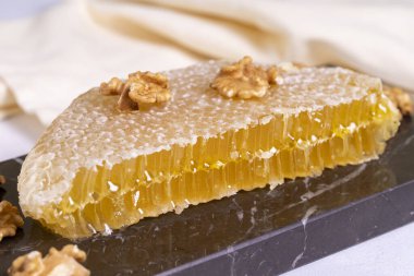 - Tatlım. Beyaz arka planda bal peteği. Taze organik bal tarağı. Kapat.