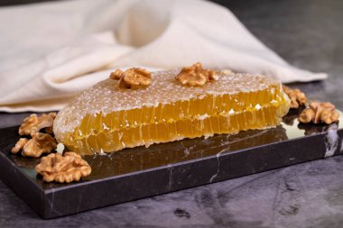 - Tatlım. Koyu arkaplanda bal peteği. Taze organik bal tarağı. Kapat.