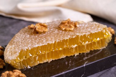 - Tatlım. Koyu arkaplanda bal peteği. Taze organik bal tarağı. Kapat.