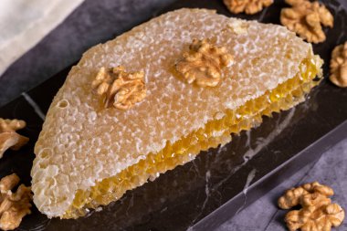 - Tatlım. Koyu arkaplanda bal peteği. Taze organik bal tarağı. Kapat.