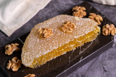 - Tatlım. Koyu arkaplanda bal peteği. Taze organik bal tarağı. Kapat.