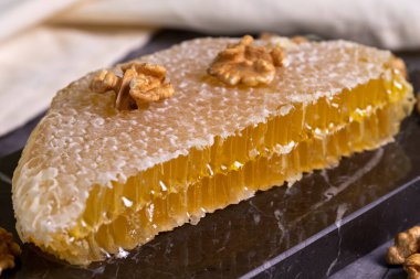 - Tatlım. Koyu arkaplanda bal peteği. Taze organik bal tarağı. Kapat.