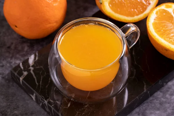 Čerstvě Vymačkaný Pomerančový Džus Tmavém Pozadí Čerstvý Pomerančový Džus Zavřít — Stock fotografie