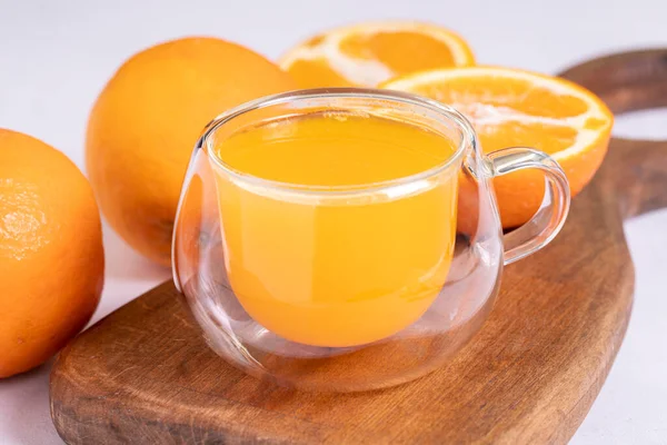Čerstvě Vymačkaný Pomerančový Džus Bílém Pozadí Čerstvý Pomerančový Džus Zavřít — Stock fotografie
